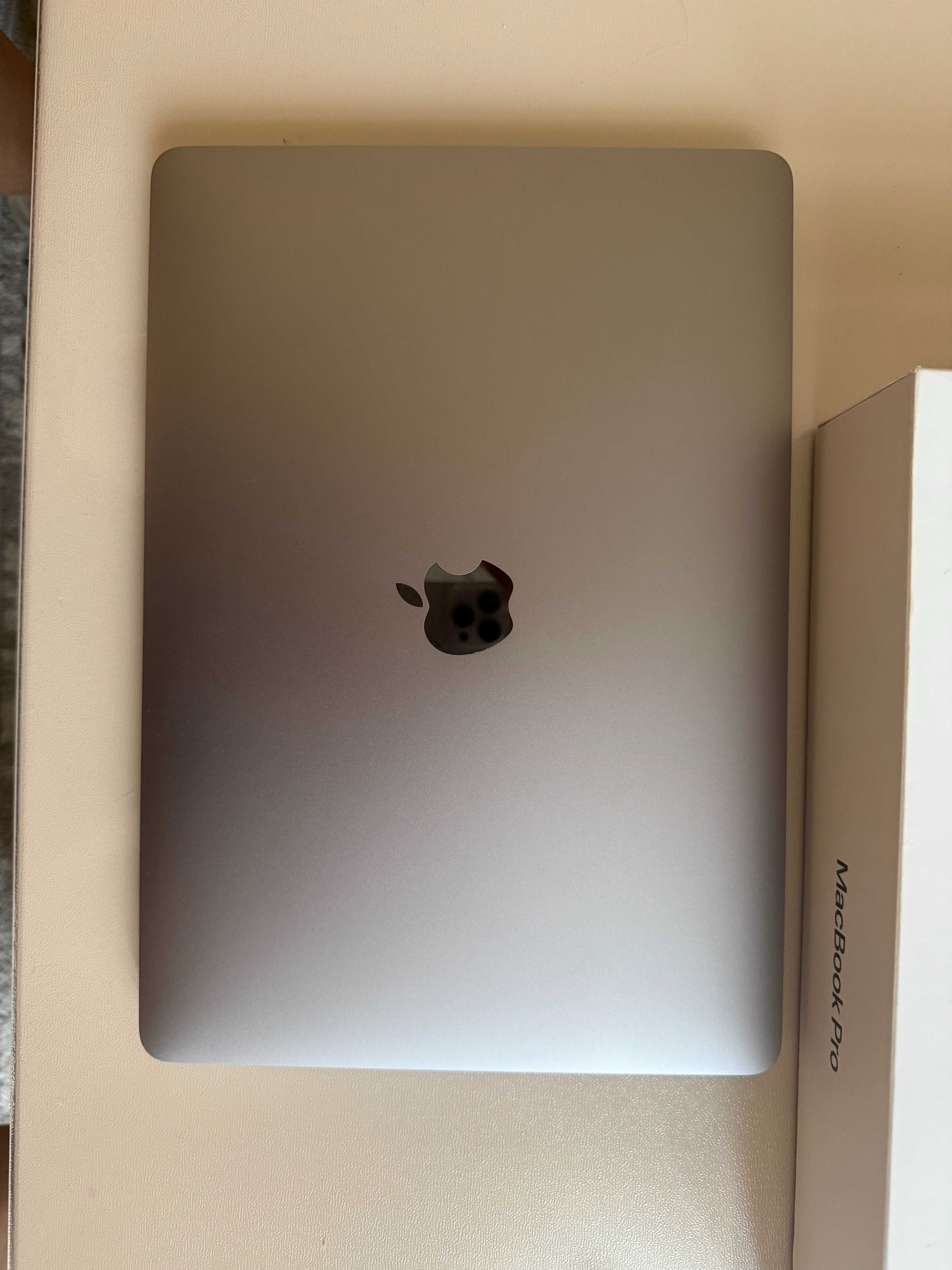 MacBook Pro 13-inch / 8GB memory / 256GB SSD - 2022