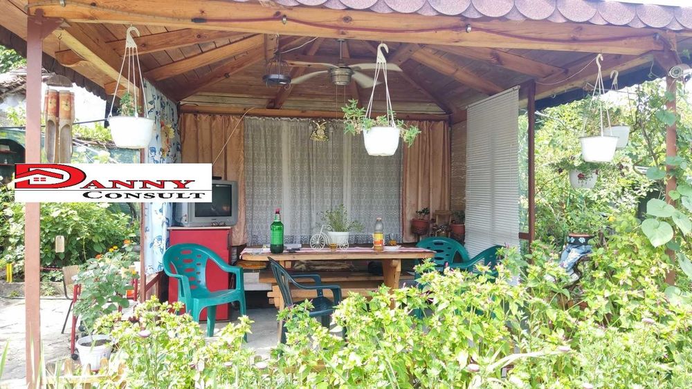 Стара къща с двор и кладенец в с. Балван