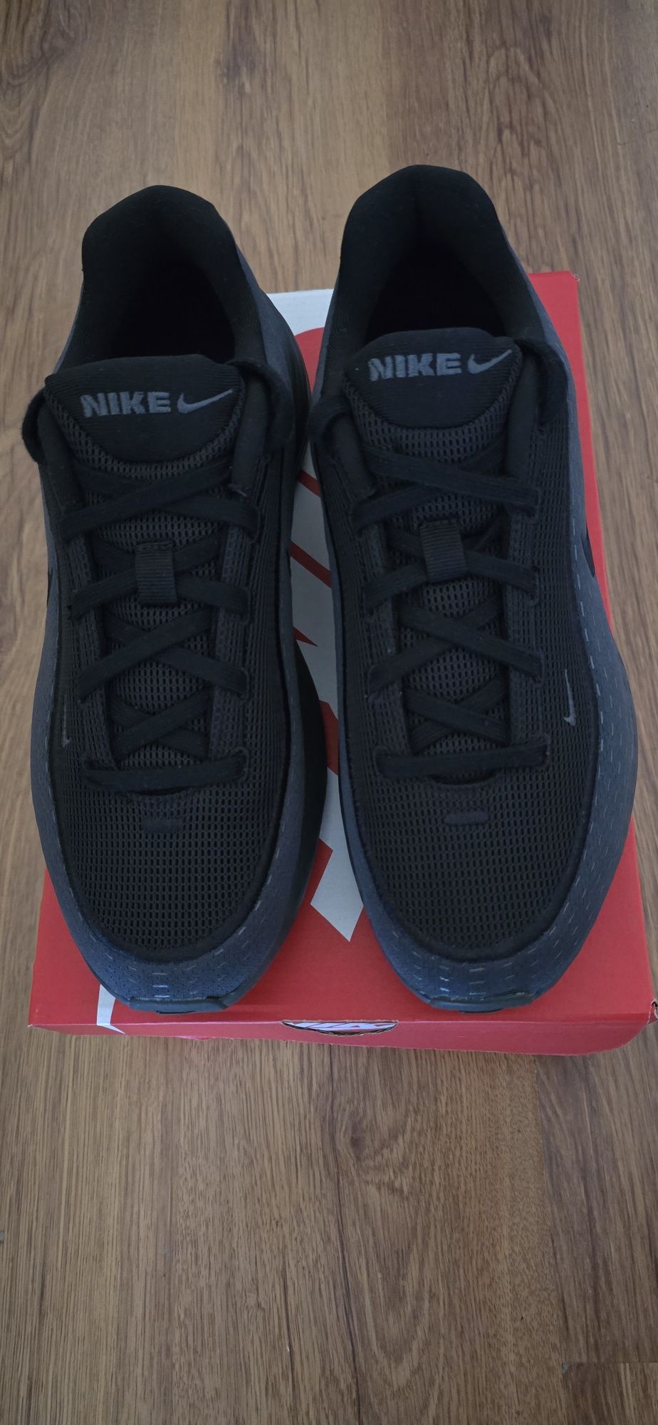 Чисто нови маратонки на NIKE