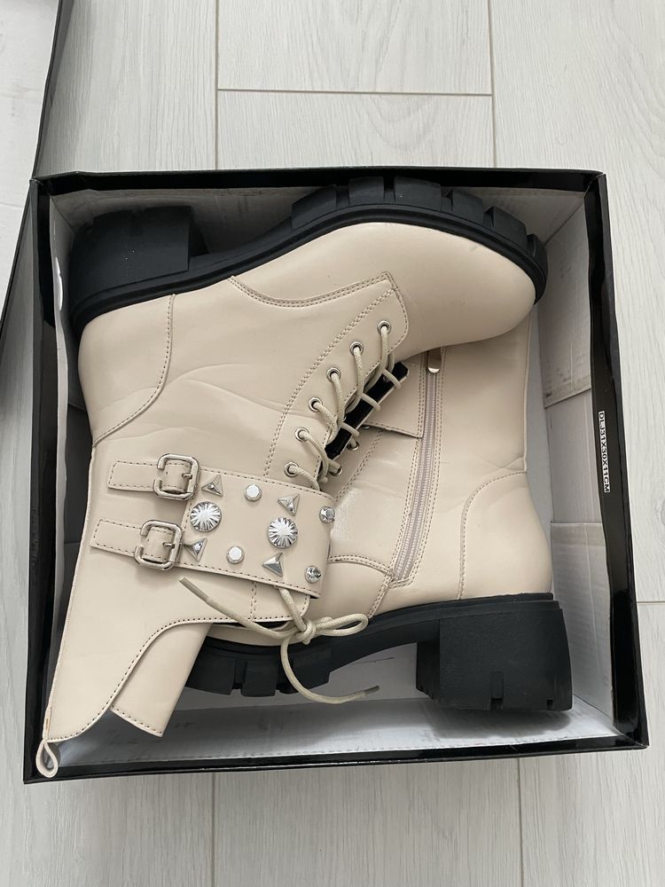Продавам дамски обувки Adidas, Converse