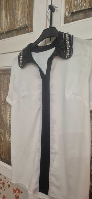 Продавам дамска риза бяло с черно къс ръкав.