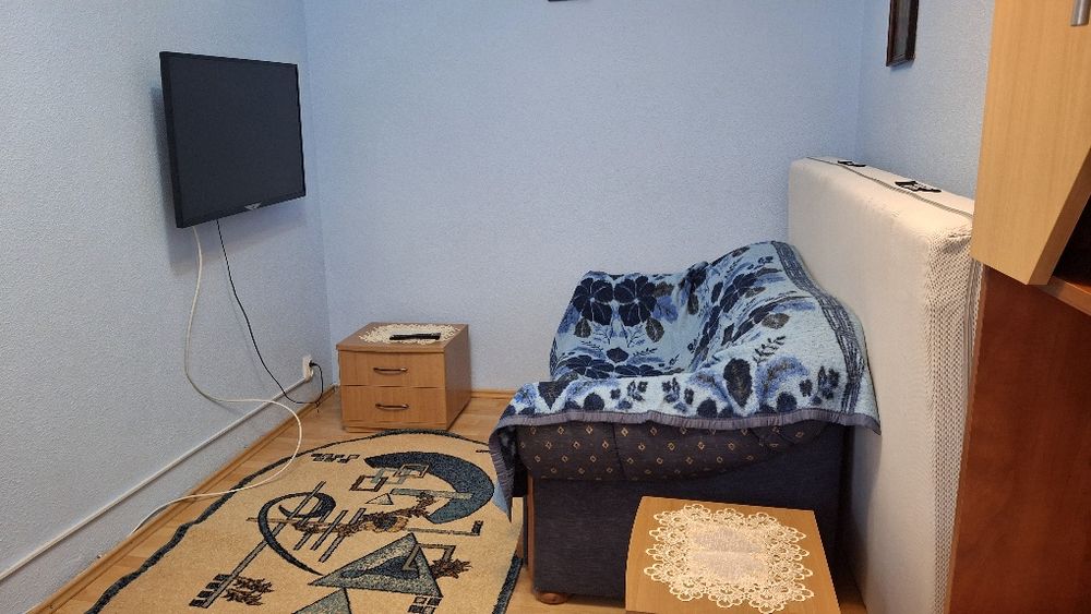 Închiriez apartament cu 2 camere !
