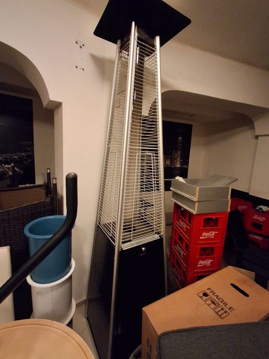 Газова пирамида с две бутилки.