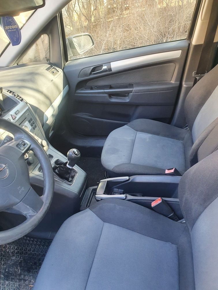 Dezmembrez Opel Zafira B 1.9 diesel 150 cai