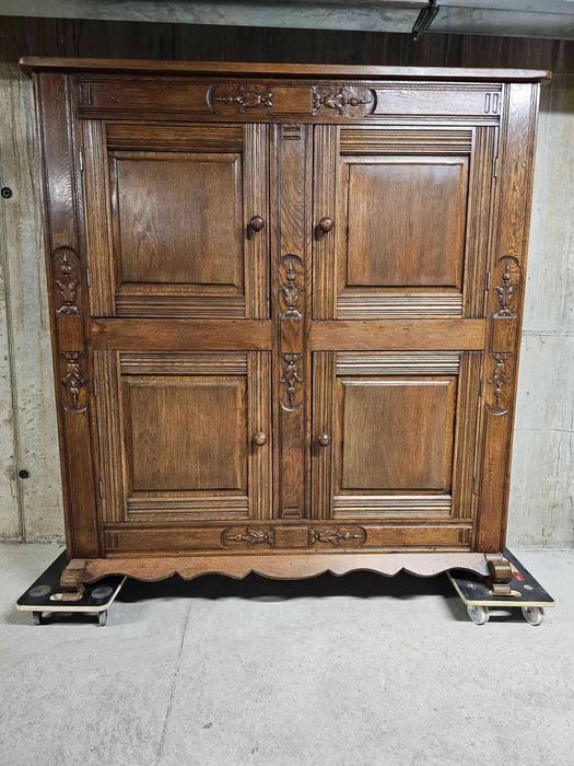 Трапезен шкаф с дърворезба