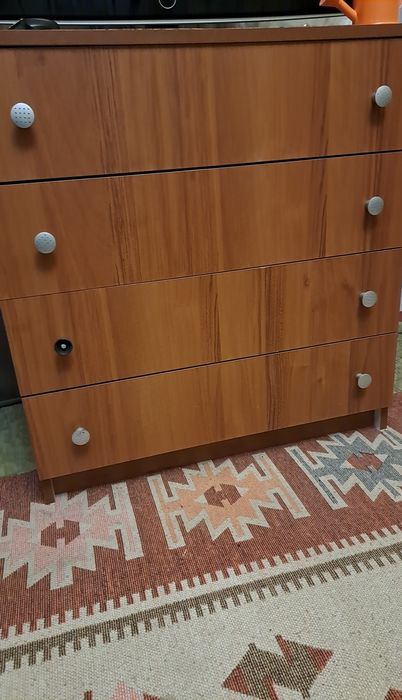 Продавам маса и скрин