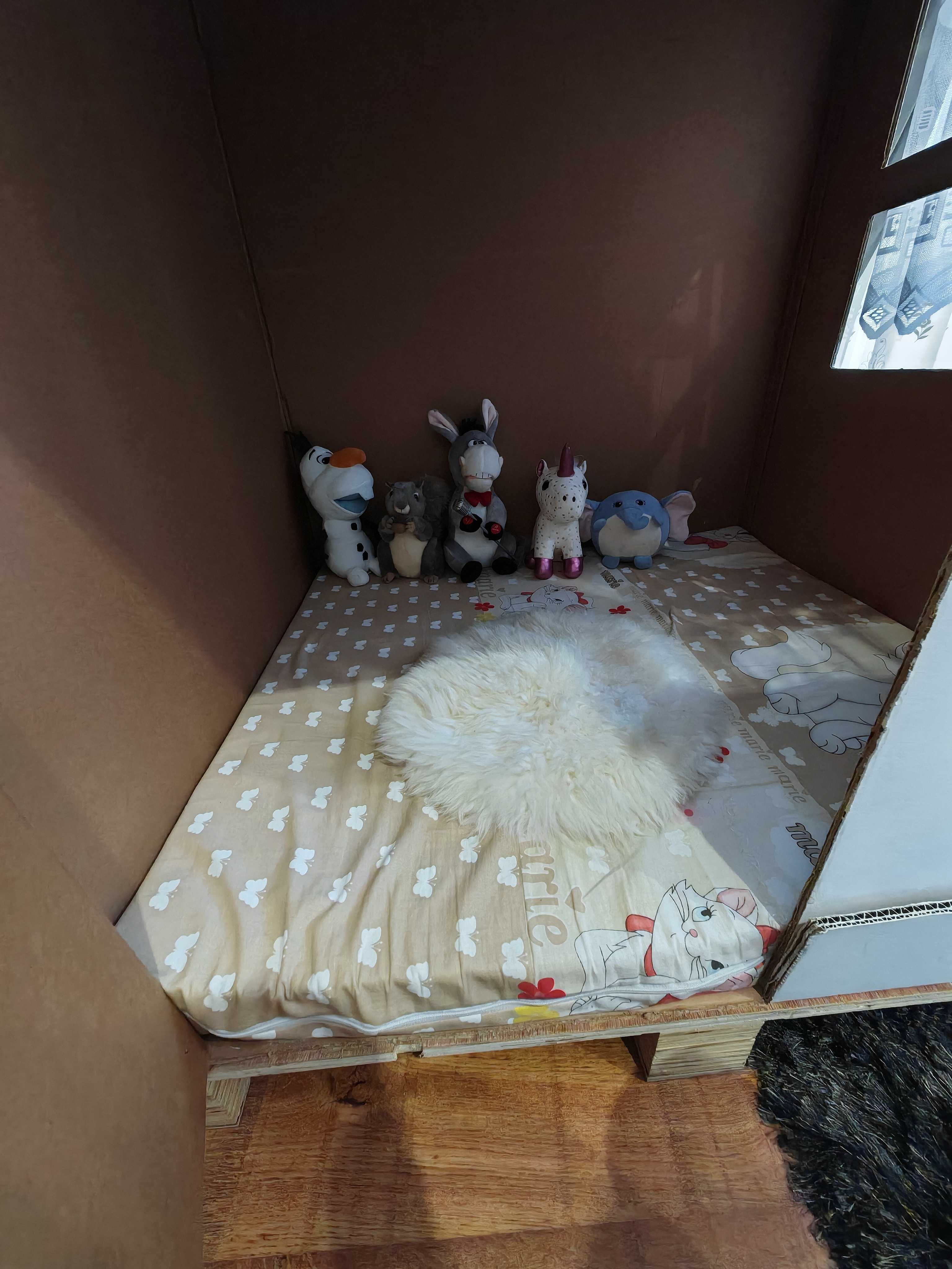 Детска кашонена къщичка с матрак, пердета и лампички