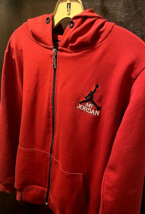Оригинално дамско горнище Аir Jordan-червено, с качулка,джобове и цип