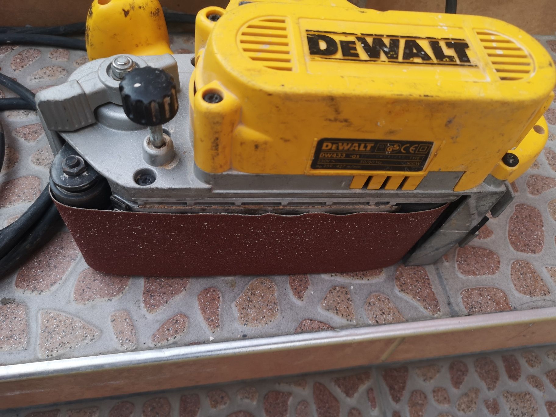 Лентов Шлайф De Walt dw433 800Wat 259/427м/s