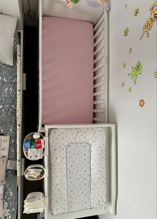 Set bebeluș IKEA: pătuț, masă înfășat și saltele + bonusuri