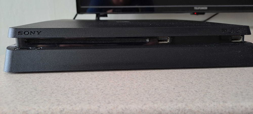 Playstation 4 slim 1 tb + игри!