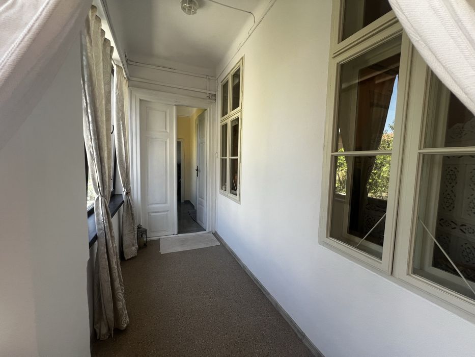 Vand apartamnet 2 camere ultracentral la curte