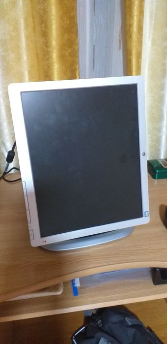 Monitor rotativ  HP L 1750,  17 inch