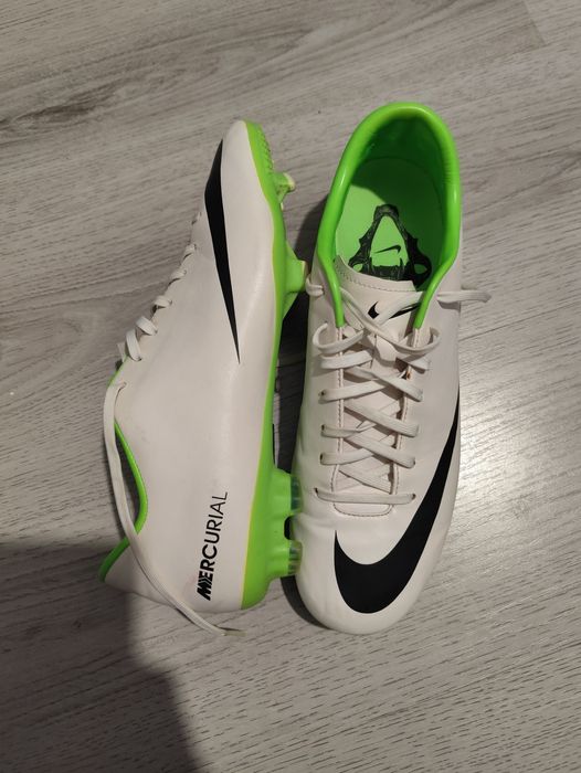 Ghete fotbal Nike mercurial