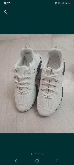 Спортивные кроссовки