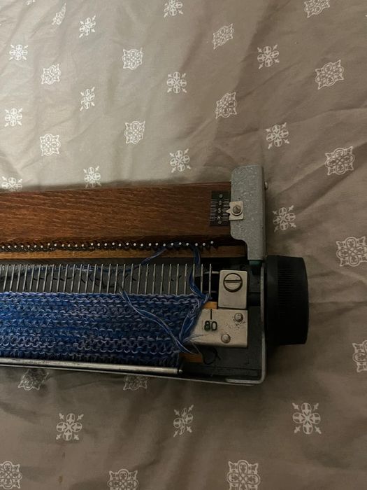 Mașina de tricotat veche nefolosita