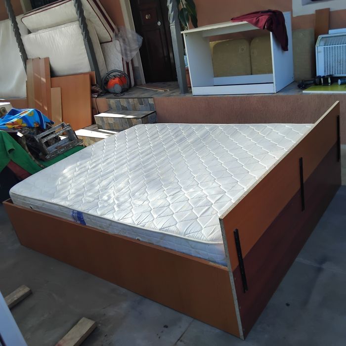 Vînd pat + saltea relaxa de două persoane,200/160