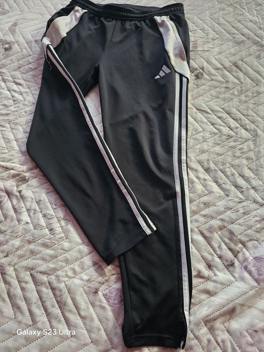 Продавам анцунг адидас