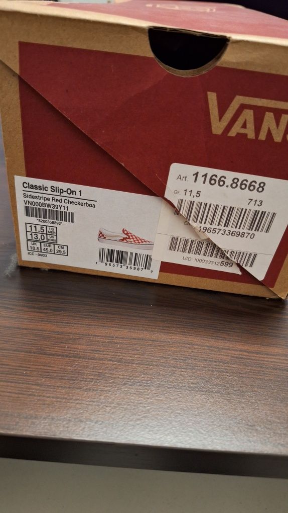 Продавам няколко модела VANS