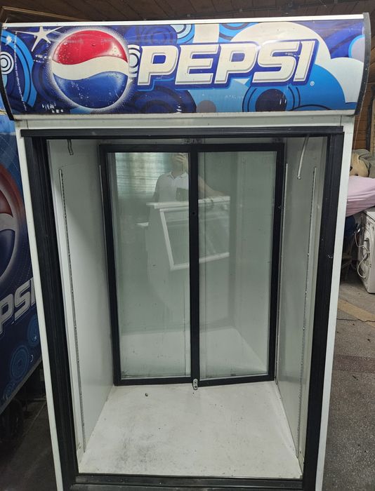 Vitrina frigorifica, 90×80.