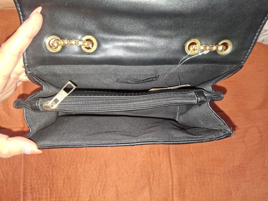 Малка черна чантичка