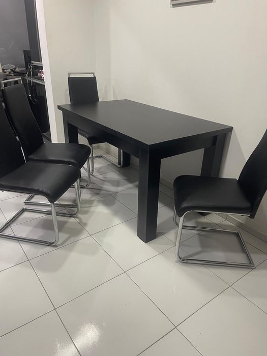 Masă  solida cu scaune.