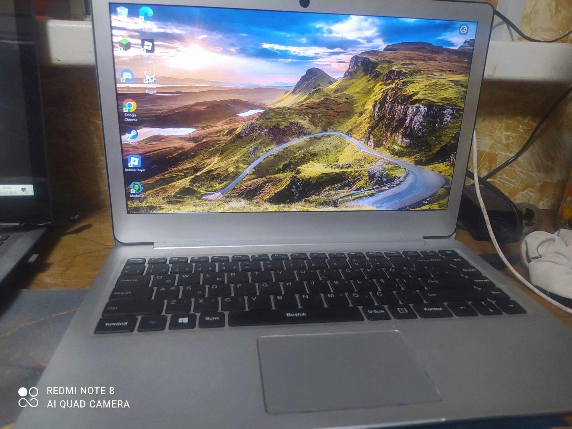 Продаю 2 ноутбука для учебы и интернета (i3 + Celeron)