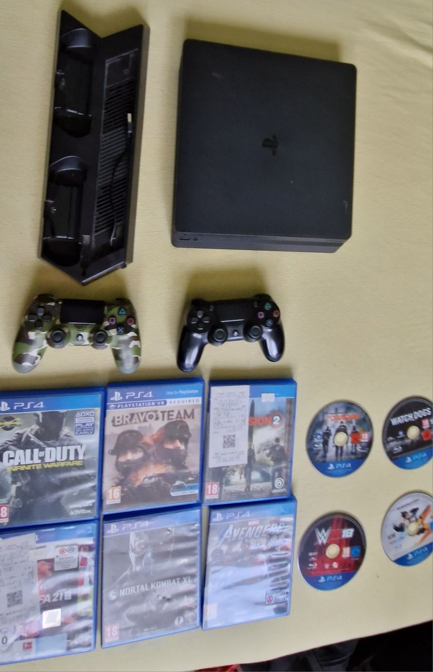 PS4 Slim + 10 Игри, два джойстика и две стойки