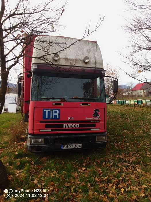 Vind două camioane apicole