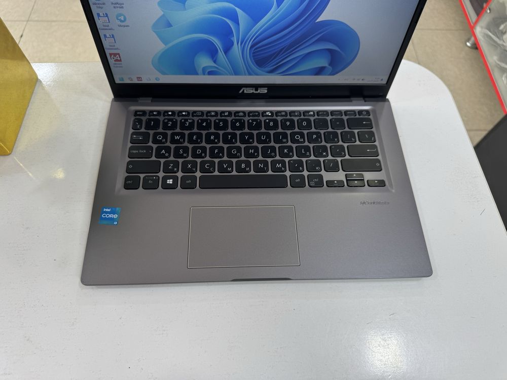 asus core i3 ixchamidan klavyaturasi yonadi 8/256 ssdlik tez ishlaydi