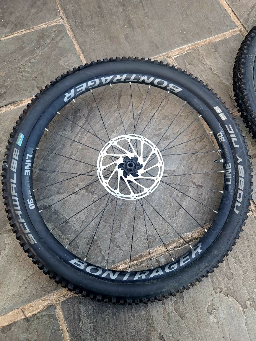 Капли Bontrager Line Comp 30 TLR 27.5 Disc Mountain Bike Wheels in Bla