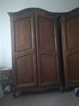 Vand 2 dulapuri si 2 noptieredin stejar masiv