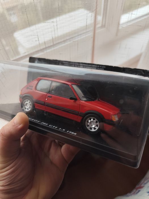 Vând macheta Peugeot