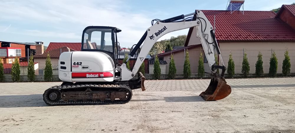 Excavator bobcat 8000 kg an 2007