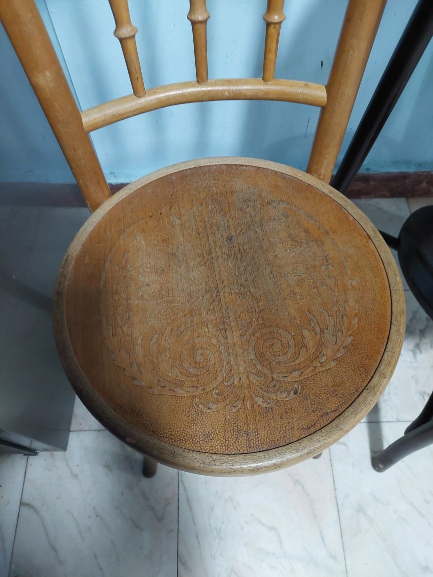 Scaune și masa Thonet