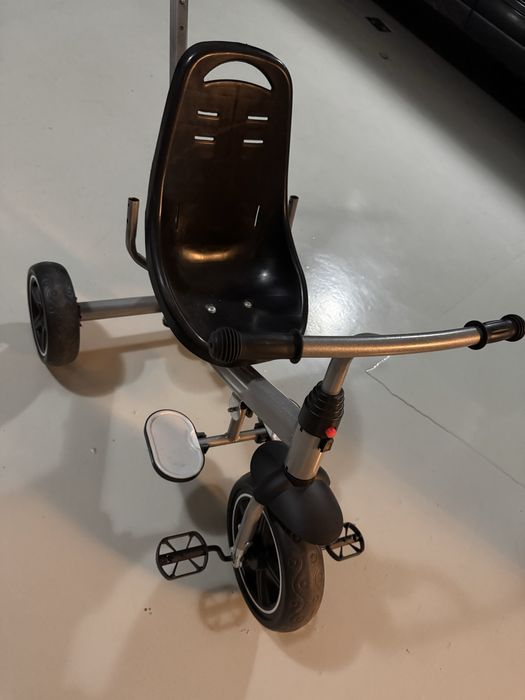 Tricicleta cu sistem de impingere pentru copii