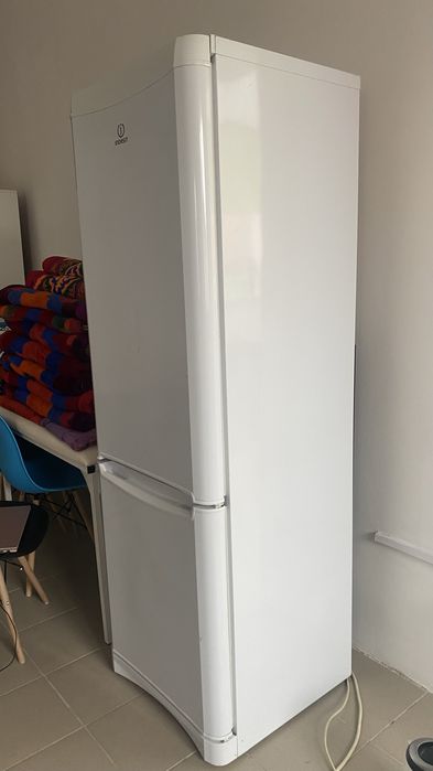 Продам холодильник indesit