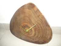 Ceas lucrat manual lemn de nuc- Cadou ideal