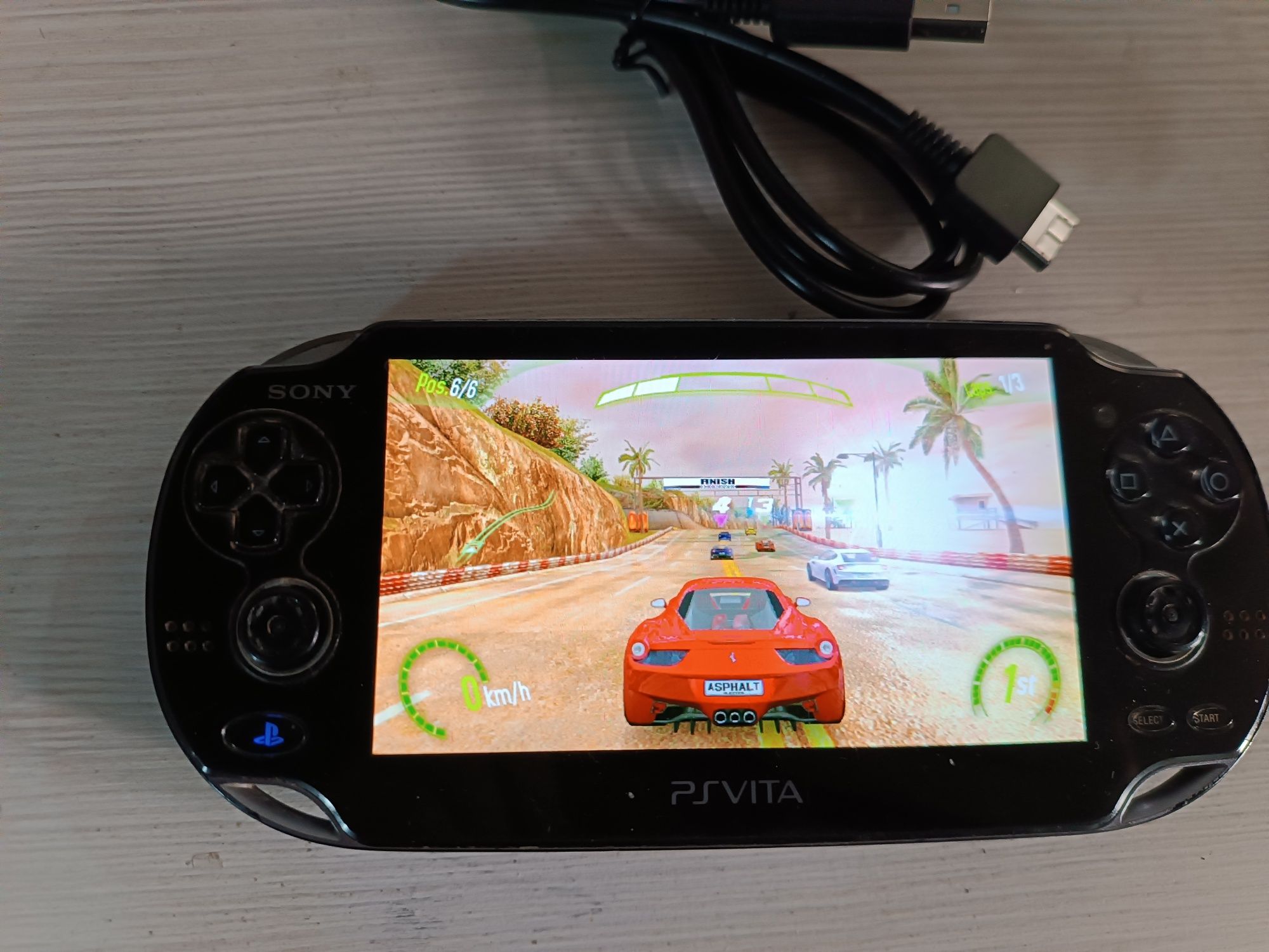 PS Vita (экран сенсорный ) Игра Гонка зарядка, флешка есть