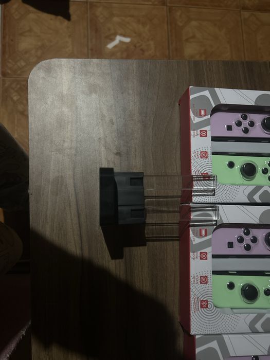 Nintendo joycons cu tot cu statie de incarcare pentru 4 joycons