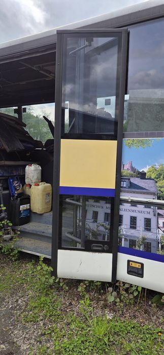 Usa mijloc partea din fata autobuz Mercedes Integro