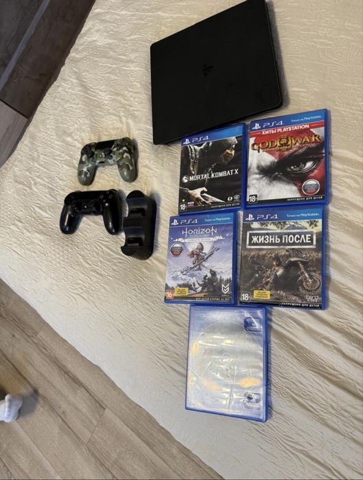 Продам приставку Sony Playstation 4,