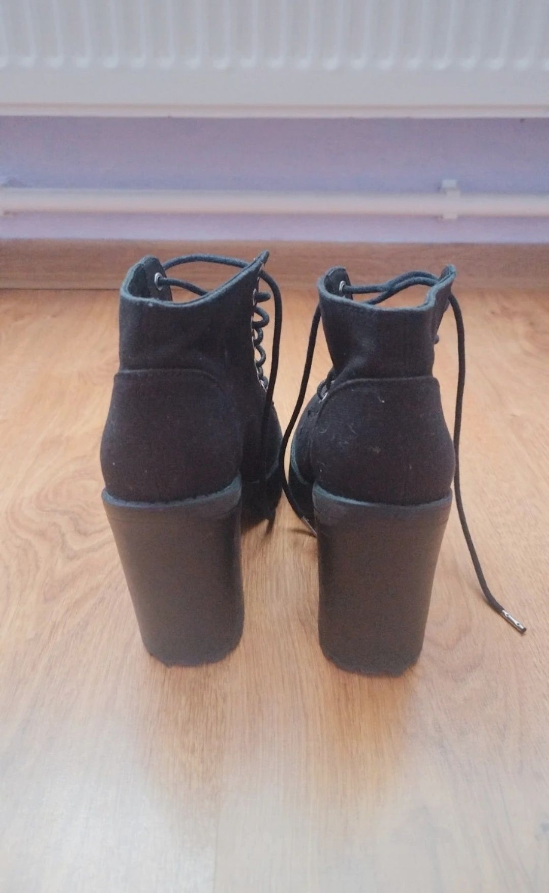 Botine negre din material cu șireturi