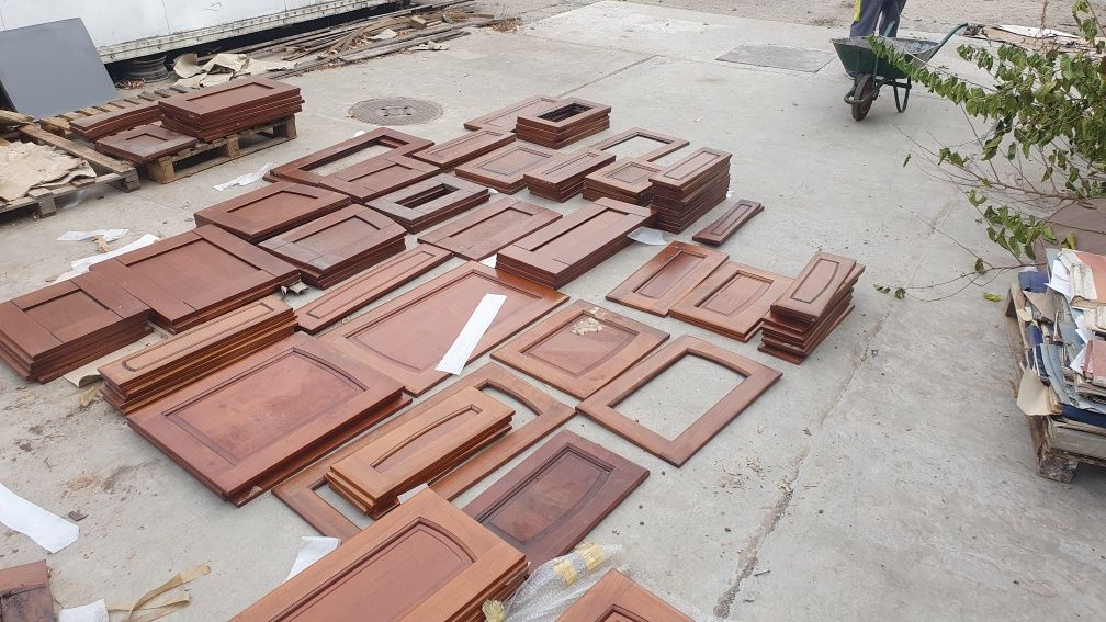 Lot fronturi de mobilier din lemn masiv fag și rășinoase