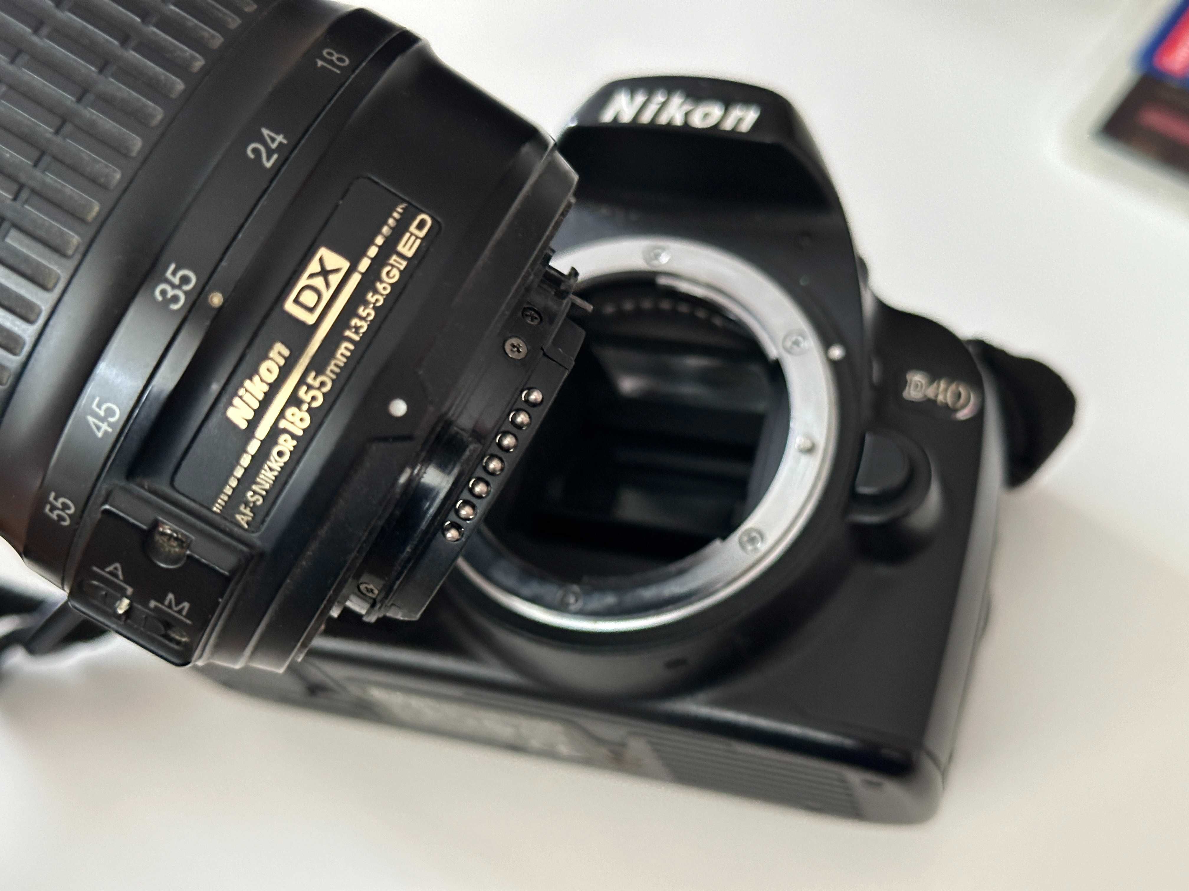 Aparat foto DSLR Nikon D40 + obiectiv AF-S Nikkor 18-55mm