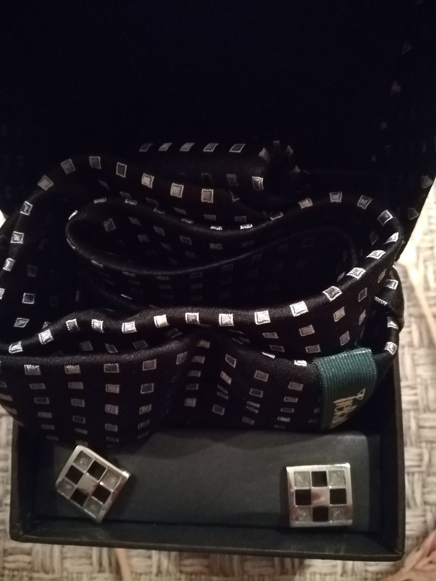 Вратовръзка с кутия