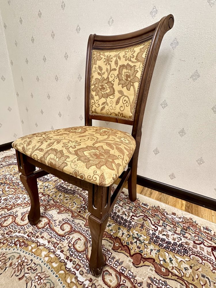 Продается стол со стульями из ореха длина 220 ширина 110