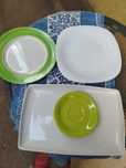 Vand vesela: farfurii, platouri, pahare, carafe, ghivece