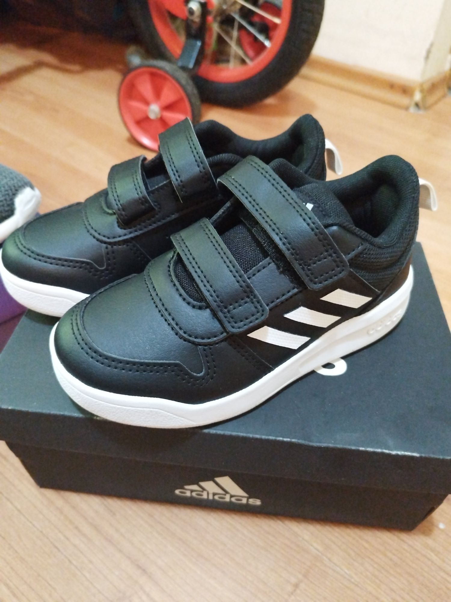 Adidasi adidas marimea 28, noi in cutie!