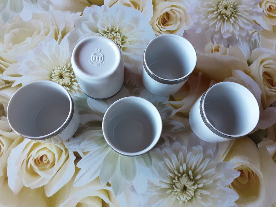 Различни чаши от порцелан и стъкло